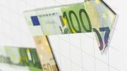 Euro-Scheine als Pfeil: Viele Unternehmen benötigen wegen Coronavirus Fördermittel und Überbrückungskredite